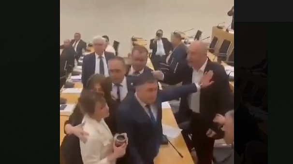 Gürcüstan parlamentində yenə dava düşdü -VİDEO